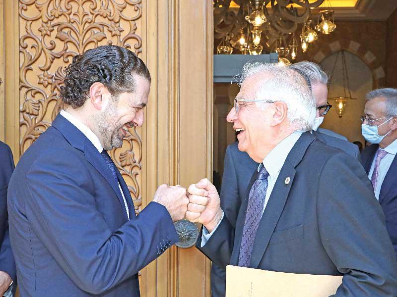 مفوض الشؤون الخارجية والأمن في الاتحاد الأوروبي جوزيف بوريل و رئيس الوزراء المكلف سعد الحريري  في بيروت أمس (رويترز)