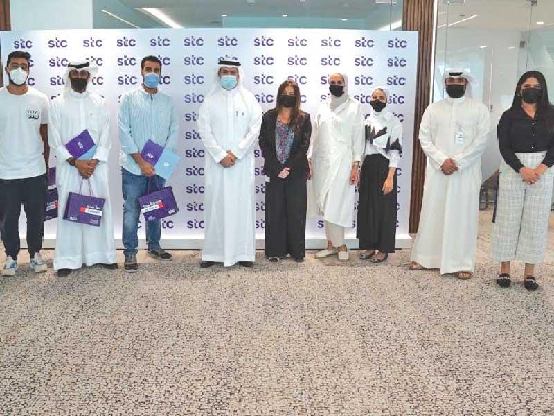 الرئيس التنفيذي لشركة stc م. مزيد الحربي ودانة الجاسم المدير العام لإدارة اتصالات الشركات في stc يتوسطان فريقَي العلاقات العامة و«تراحم»