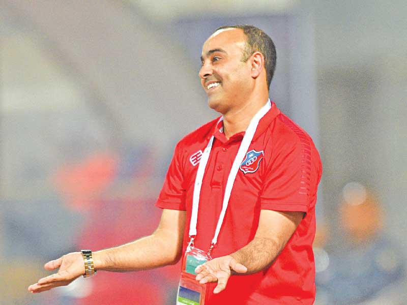  نائب رئيس جهاز الكرة في نادي الكويت عادل عقلة
