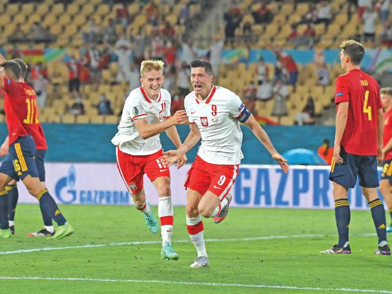 ليفاندوفسكي نجم منتخب بولندا يحتفل بهدفه