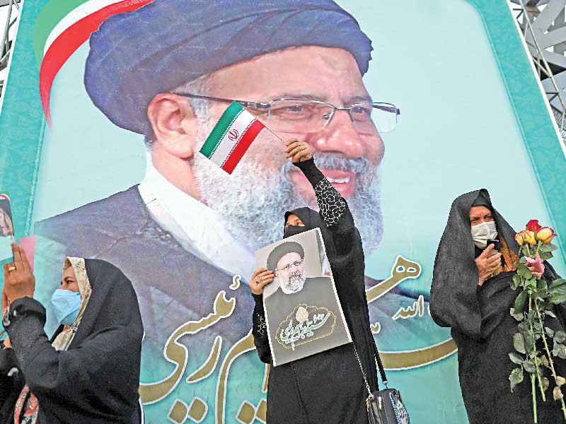 مؤيدو الرئيس الإيراني المتشدد إبراهيم رئيسي خلال احتفالات بفوزه في طهران مساء أمس الأول (رويترز) 