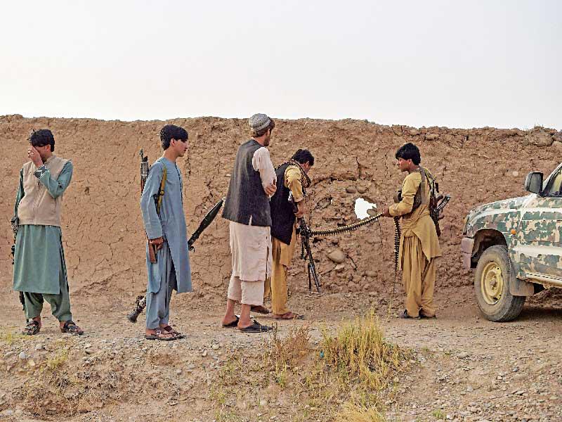 مقاتلون مناهضون لـ «طالبان» خلال معارك مع مسلّحي الحركة في مقاطعة هلمند (أ ف ب)