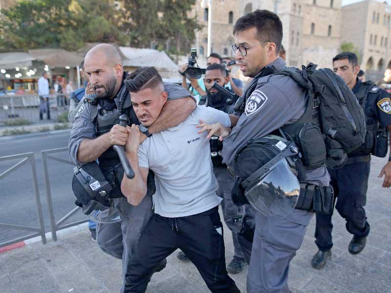 جانب من الأعتقالات التي يقوم بها الأحتلات الأسرائيلي 