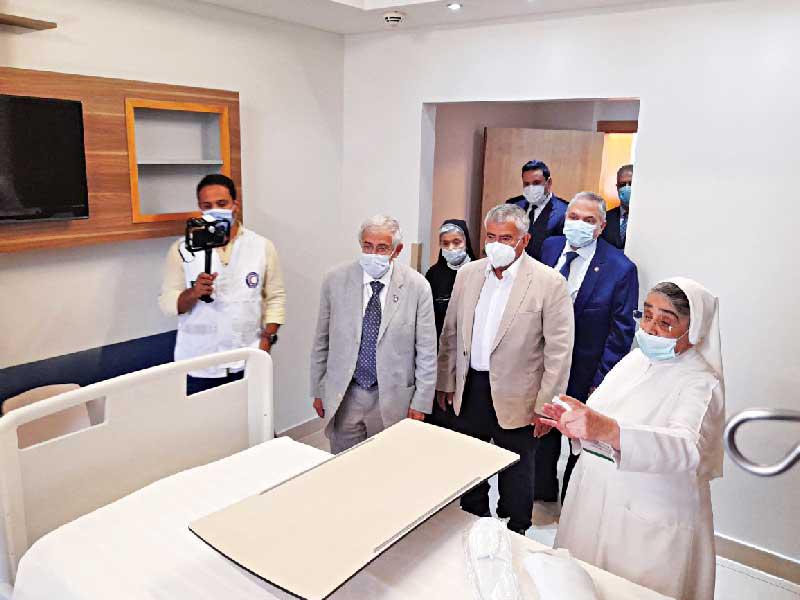 رئيس مجلس إدارة جمعية الهلال الأحمر الكويتي د. هلال الساير يعاين أحد أجنحة المستشفى بعد إعادة تأهيله 