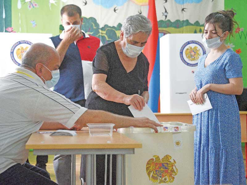 الناخبون في أرمينيا يدلون بأصواتهم أمس