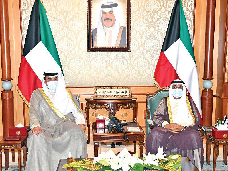  سمو ولي العهد الشيخ مشعل الأحمد مستقبلاً رئيس مجلس الوزراء سمو الشيخ صباح الخالد أمس