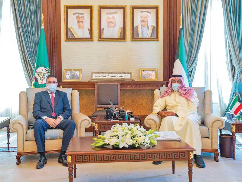  نائب رئيس الحرس الوطني الفريق أول متقاعد الشيخ أحمد النواف  مستقبلاً السفير الجزائري أمس
