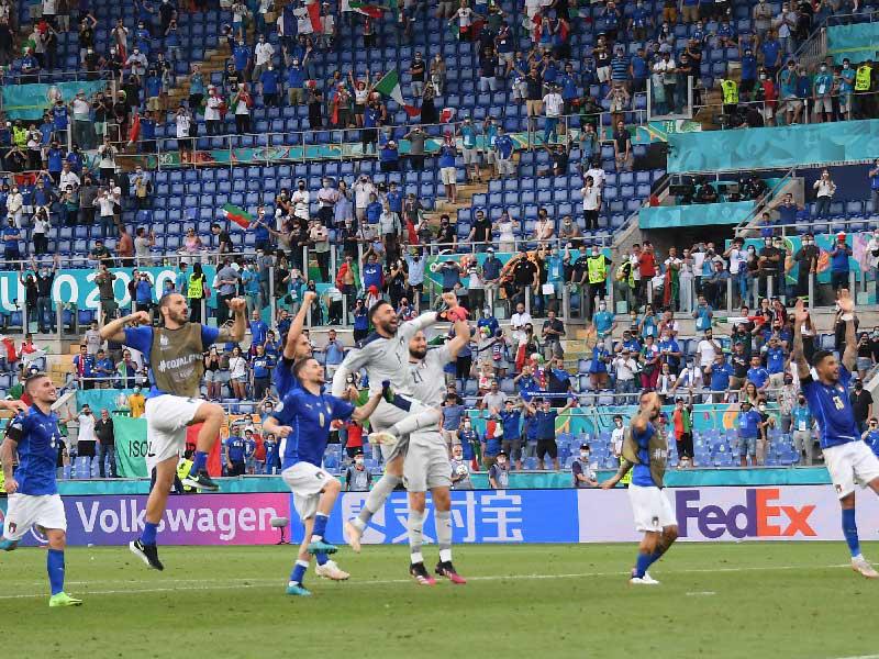 احتفال المنتخب الإيطالي بالتأهل متصدراً مجموعته بالعلامة الكاملة