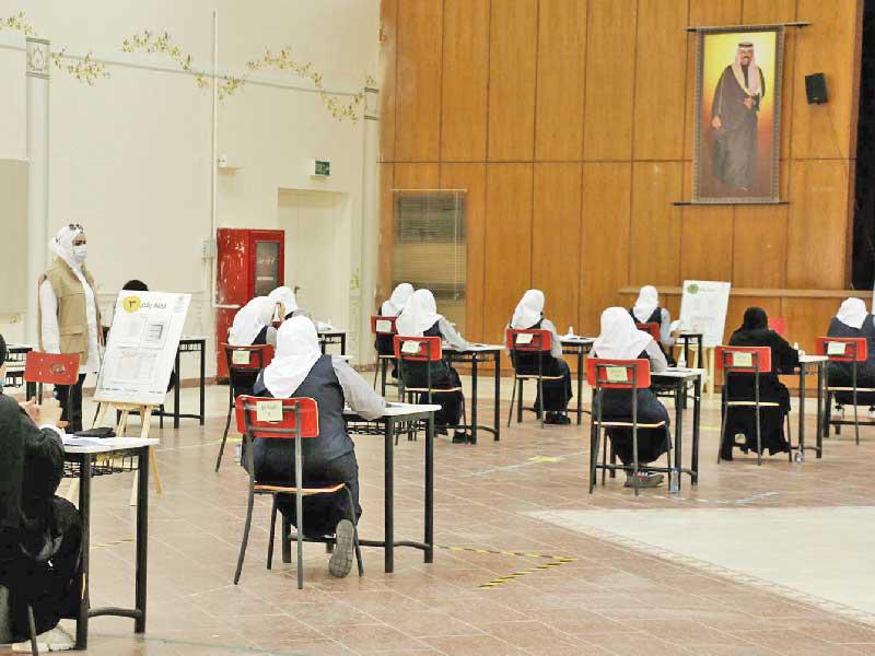 جانب من الاختبارات أمس