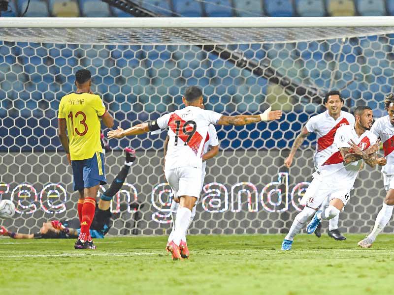فرحة لاعبي المنتخب البيروفي بعد إحراز هدف في مرمى كولومبيا