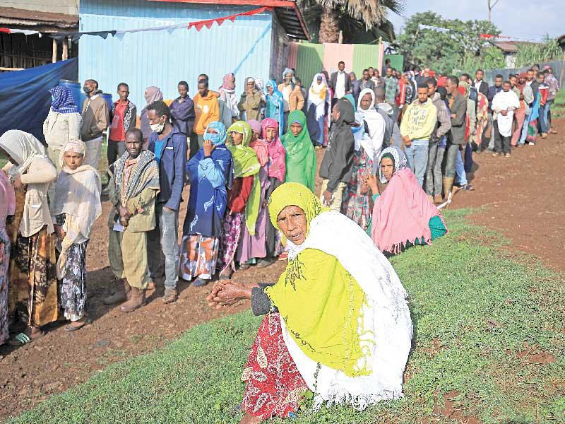 صف من الناخبين في منطقة بشاشة أمس (رويترز)
