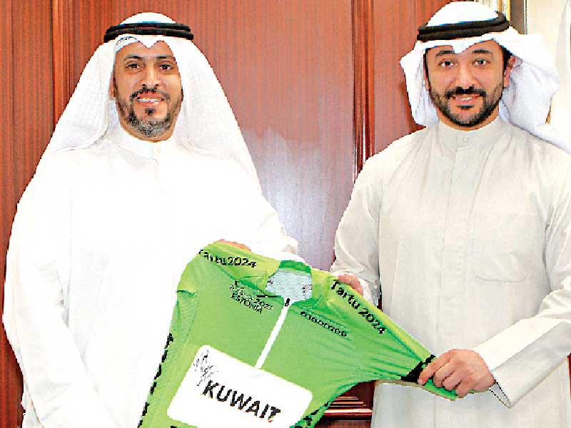  نائب المدير العام للهيئة العامة للرياضة لشؤون الرياضة التنافسية  د. صقر الملا  يتسلم قميص الدراجات