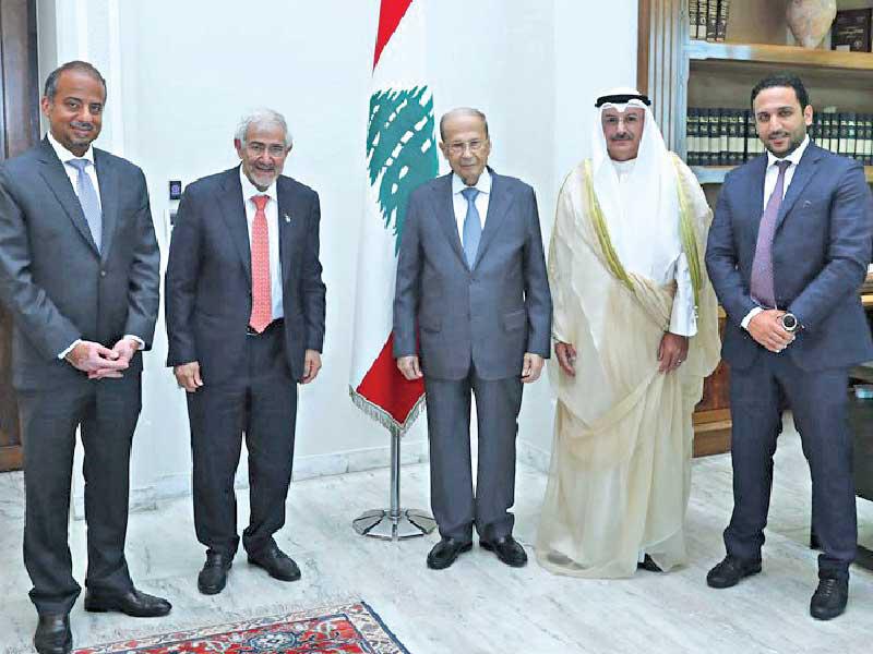الرئيس اللبناني متوسطاً الوفد الكويتي أمس