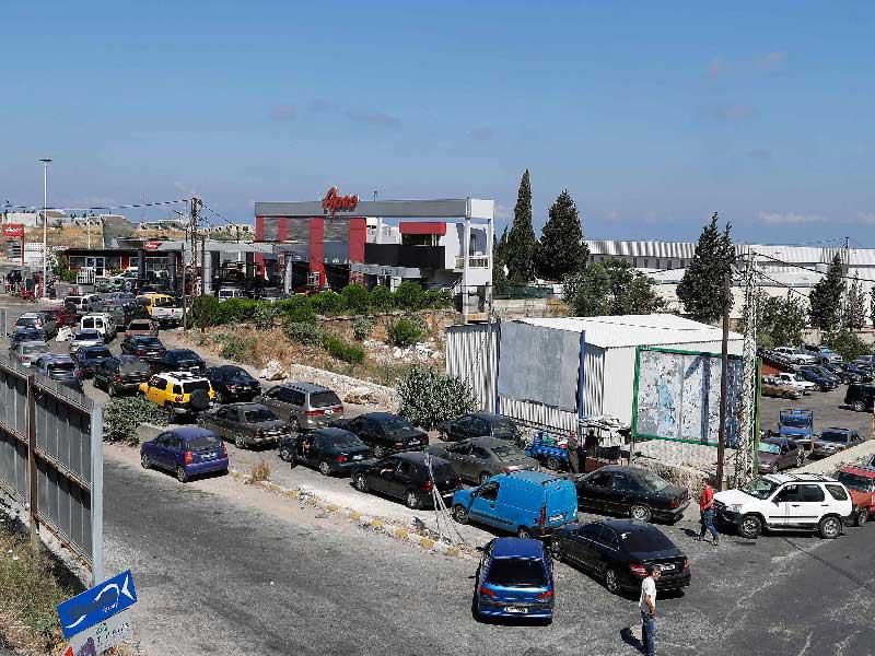 اصطفاف المركبات في محطة بنزين على الطريق الساحلي السريع الذي يربط العاصمة اللبنانية بشمال البلاد