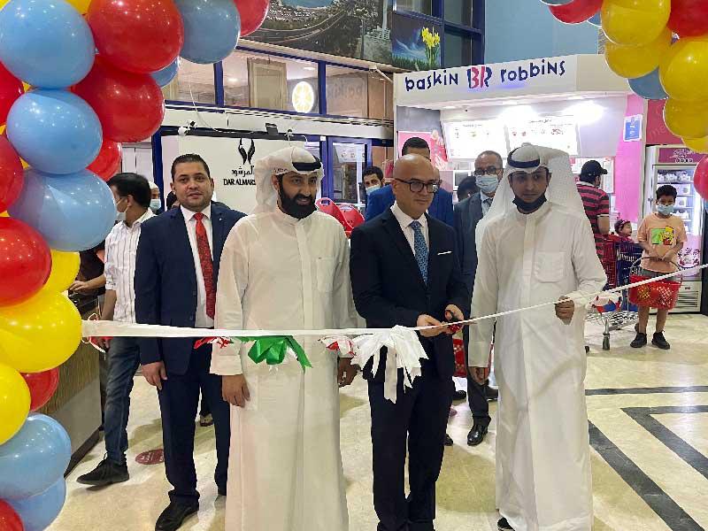 السفير التونسي والوشمي خلال افتتاح مهرجان المنتجات التونسية في تعاونية اليرموك