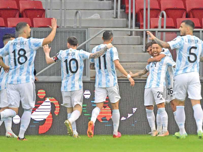 فرحة لاعبي منتخب الأرجنتين بالهدف في مرمى الباراغواي