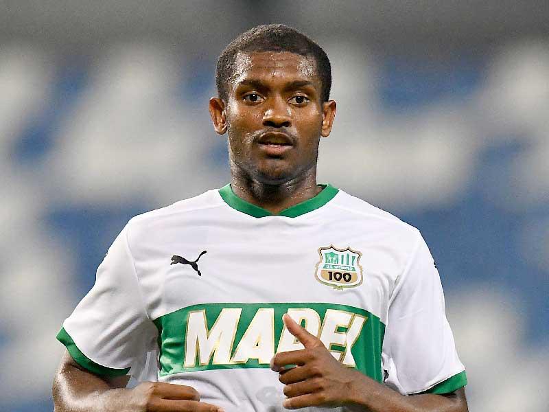  المدافع البرازيلي مارلون سانتوس