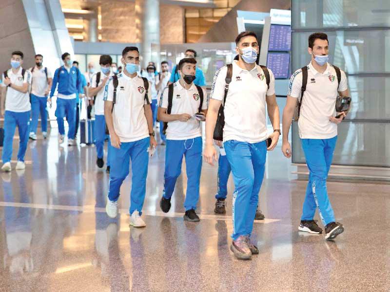 وصول وفد الأزرق إلى مطار الدوحة أمس 
