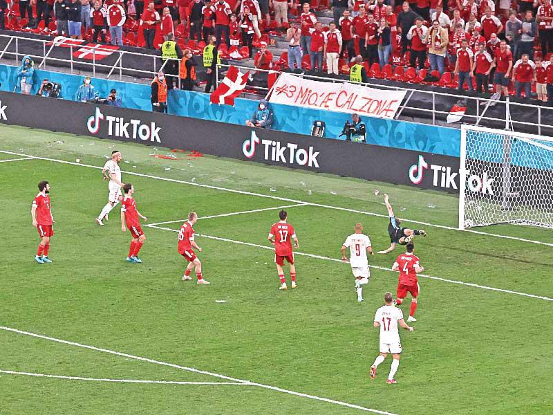 الدنماركي ميكل دامسغارد يسجل الهدف الرابع