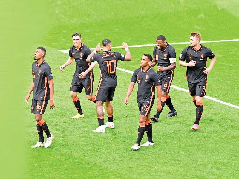 فرحة لاعبي المنتخب الهولندي بعد إحراز الهدف الثالث