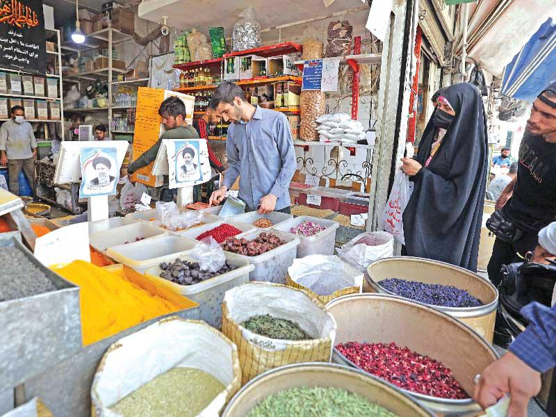 إيرانيون داخل بازار طهران الأحد الماضي (أ ف ب)