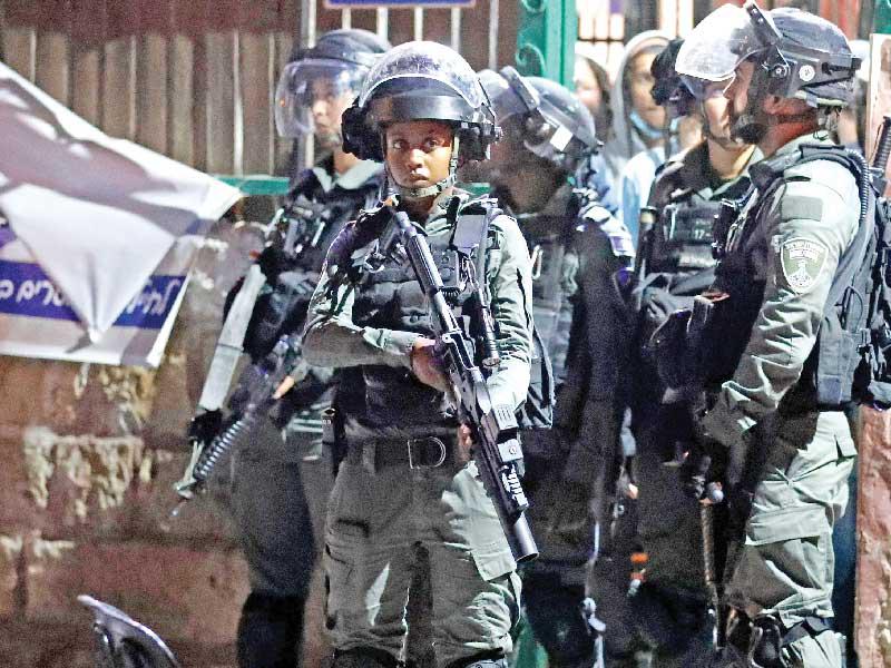 جنود إسرائيليون في الشيخ جراح مساء أمس الأول (أ ف ب)