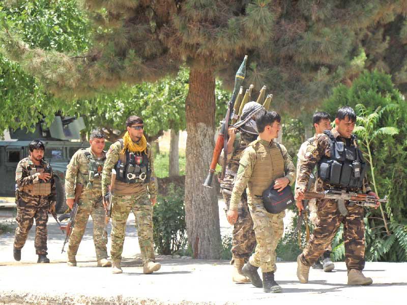 قوات أفغانية في أحد المواقع بمدينة قندوز خلال محاولات صد هجمات «طالبان» أمس  (رويترز)