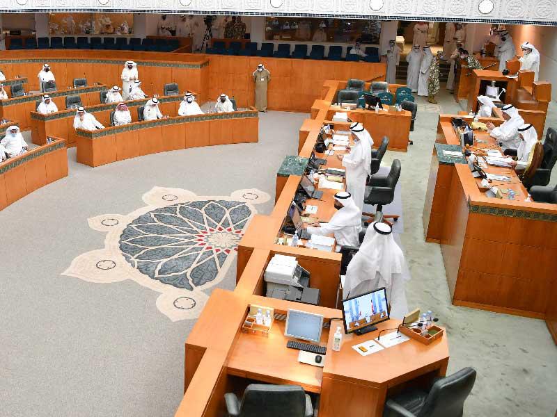 النواب على مقاعد الوزراء لدى افتتاح الجلسة أمس   (تصوير عبدالله الخلف)