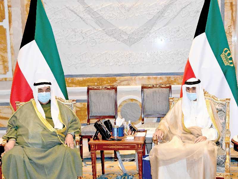 صاحب السمو أمير البلاد الشيخ نواف الأحمد مستقبلاً  سمو الشيخ ناصر المحمد أمس