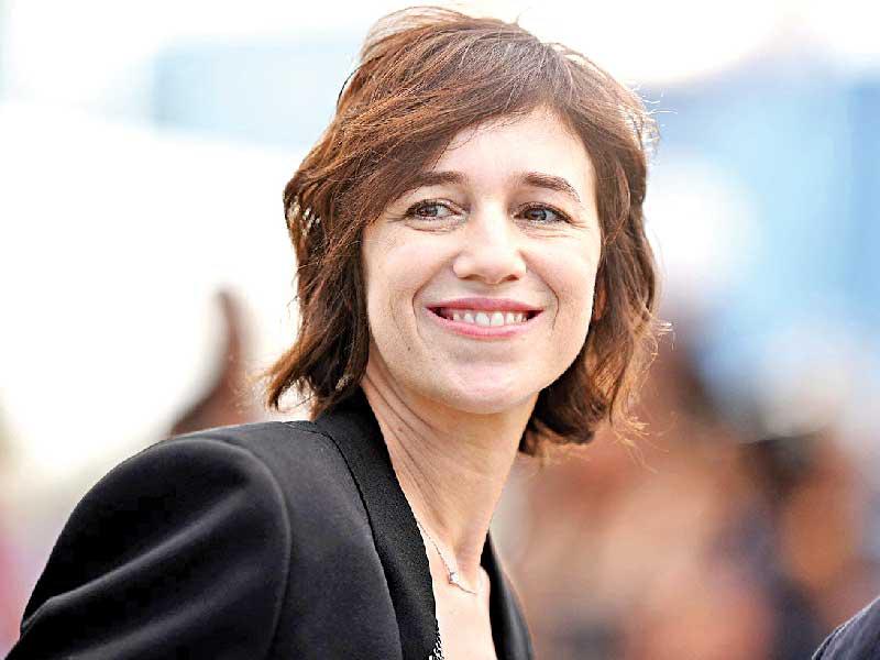 الممثلة والمغنية شارلوت غينزبور 