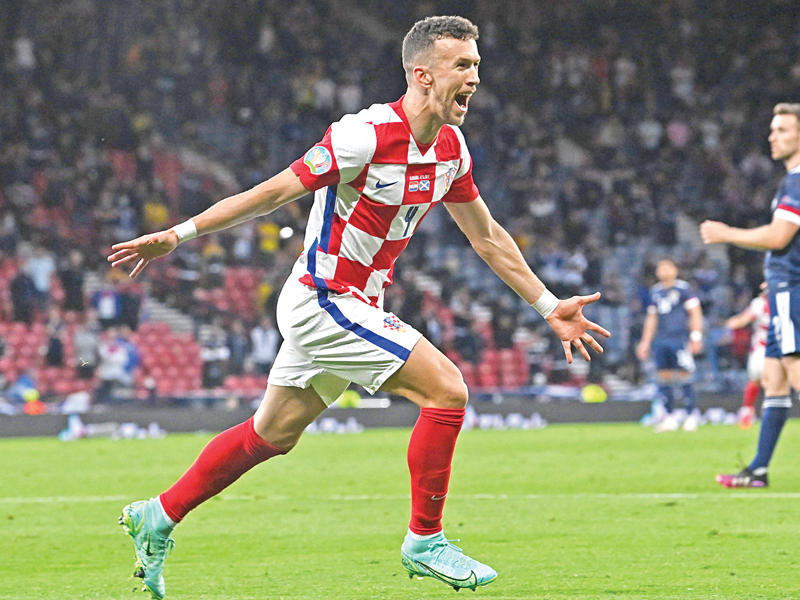 بيريسيتش نجم كرواتيا يحتفل بهدفه في مرمى اسكتلندا