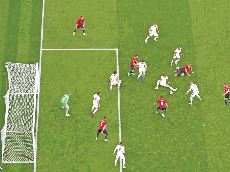 جانب من مباراة منتخب إنكلترا أمام التشيك أمس الأول