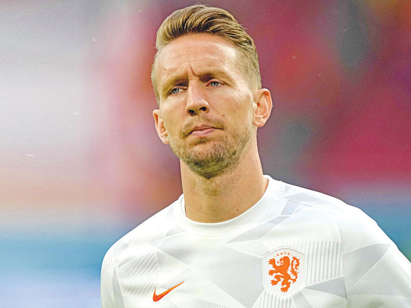  المهاجم لوك دي يونغ 