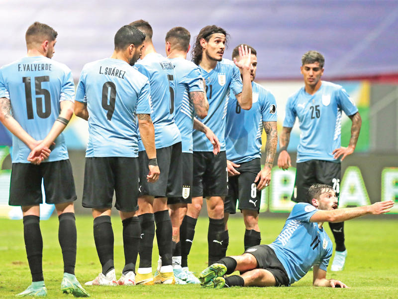 لاعبو منتخب الأوروغواي خلال مباراة سابقة