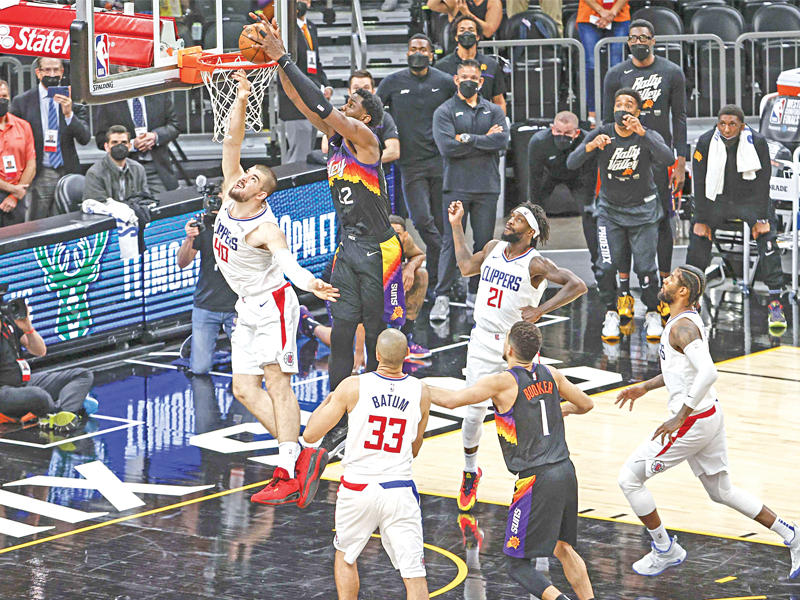 أيتون نجم فينيكس صنز يسجل سلة ساحقة أمام كليبرز