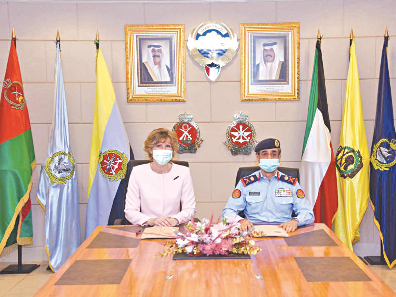 جانب من توقيع الاتفاقية 