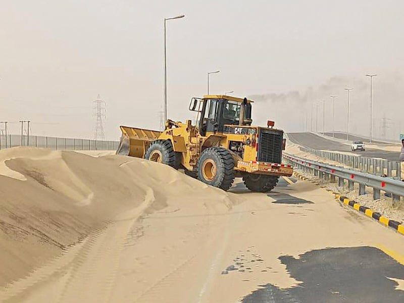 آلية لـ«الهيئة» تزيل «السافي» عن أحد الطرق