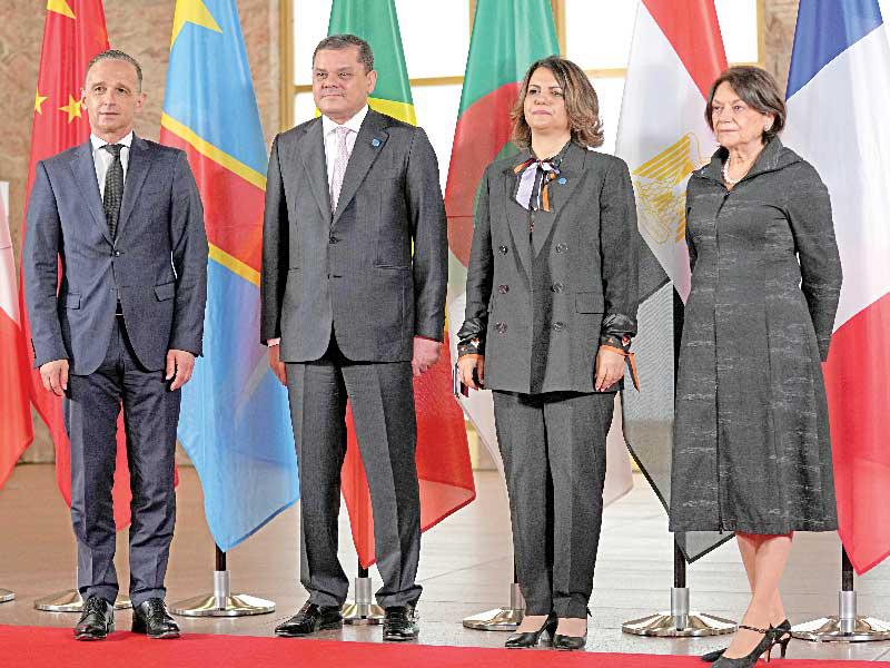 الدبيبة والمنقوش يتوسطان ماس ومسؤولة أممية في برلين أمس (رويترز)