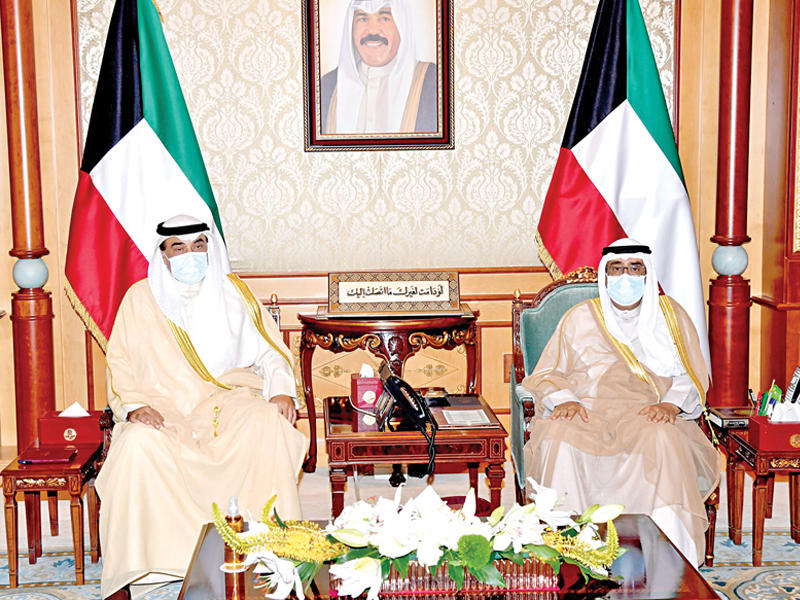سمو ولي العهد الشيخ مشعل الأحمد مستقبلاً  رئيس مجلس الوزراء سمو الشيخ صباح الخالد أمس