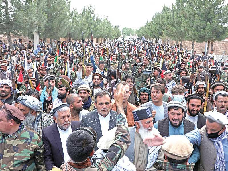 مئات المدنيين يحملون السلاح لدعم القوات المسلحة بمواجهة «طالبان» في كابول أمس                                                                        (رويترز)