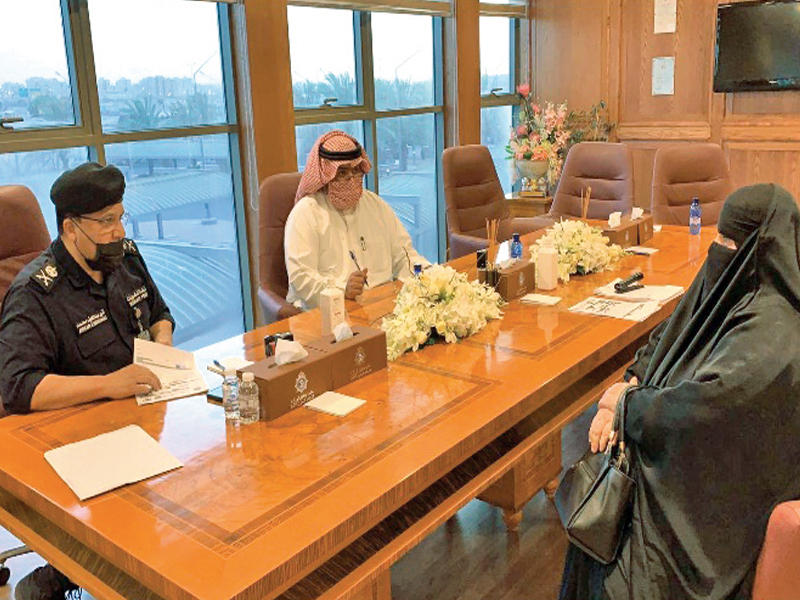  وزير الداخلية الشيخ ثامر العلي يستمع لشكوى إحدى المراجعات بحضور  وكيل وزارة الداخلية المساعد لشؤون الإقامة اللواء أنور البرجس