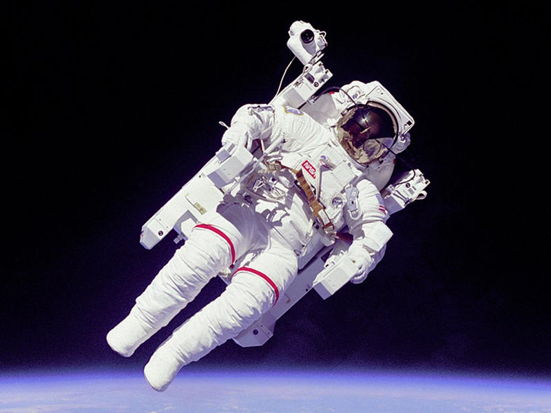 بدلة رواد الفضاء