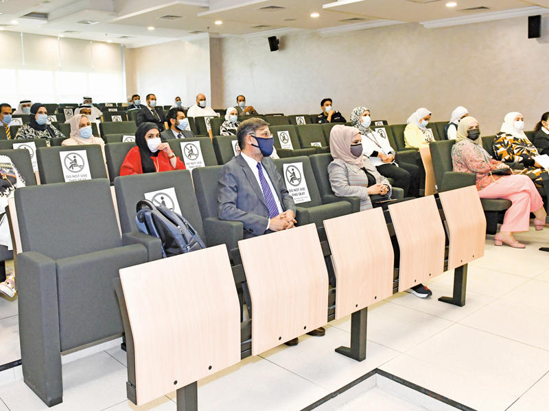  مديرة إدارة العلاقات الصحية الدولية في وزارة الصحة د. رحاب الوطيان والممثل الدائم للمنظمة في البلاد د. أسعد حفيظ  خلال ورشة العمل (تصوير نوفل إبراهيم)