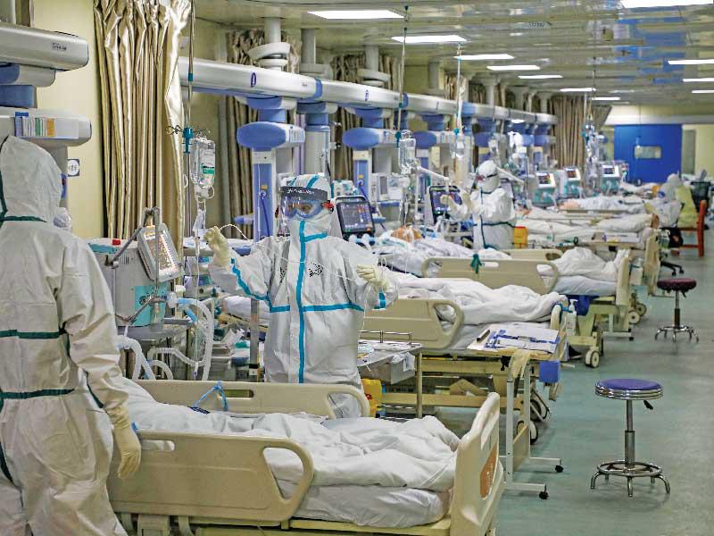 جانب من المصابين بـ«كوفيد19» في مستشفى «ووهان» بالصين