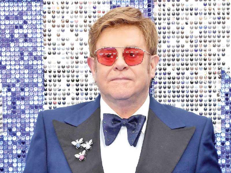 المغني البريطاني إلتون جون