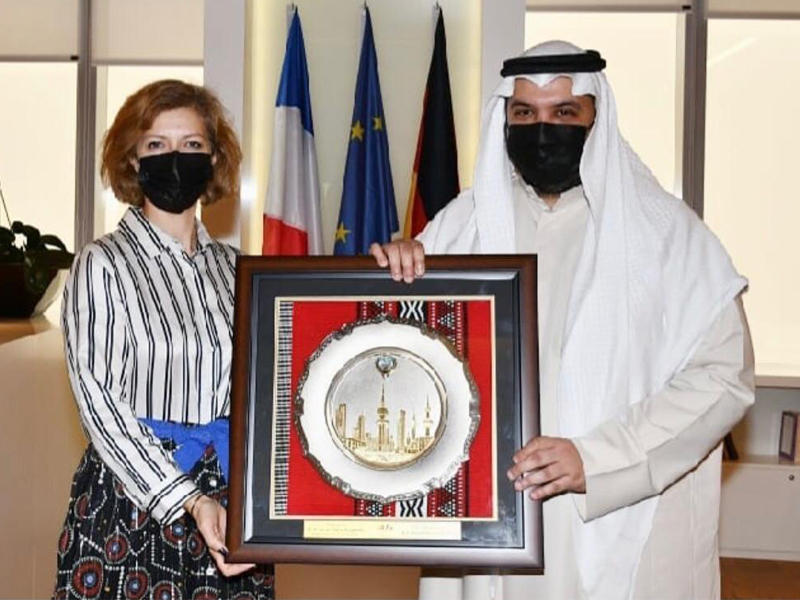 لوحة تذكارية من الشيخ مبارك العبدالله المبارك للسفيرة الفرنسية لدى الكويت، آن كلير لوجندر