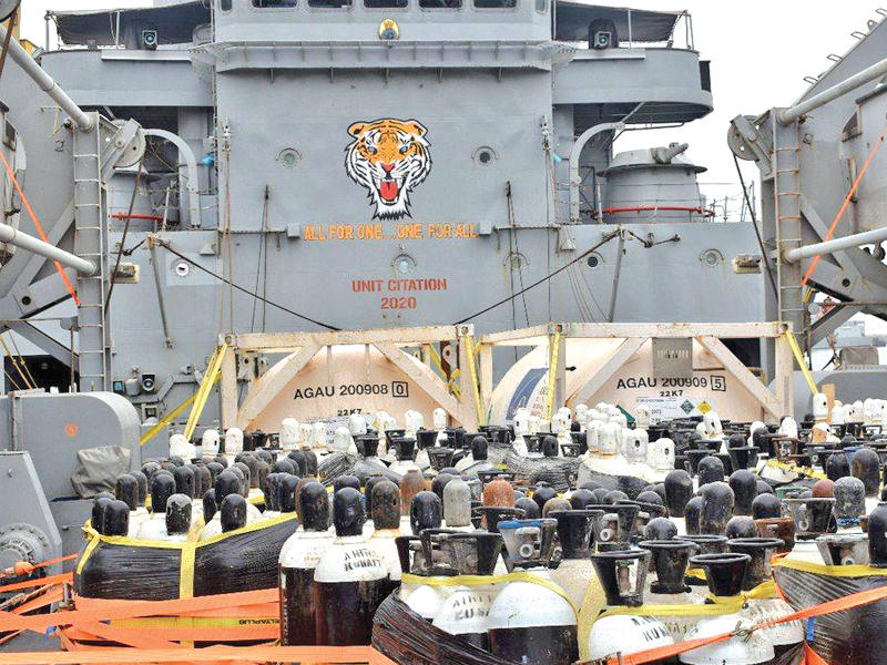 جانب من أكبر شحنة أكسجين من الكويت للهند 