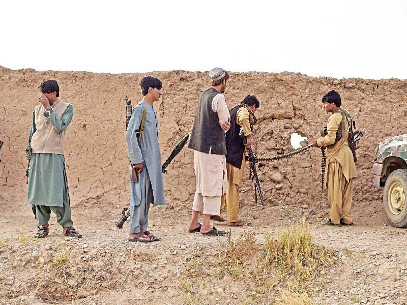 أعضاء في ميليشيا مناهضة لـ «طالبان» خلال معارك مع مسلحي الحركة في هلمند                 (أ ف ب) 