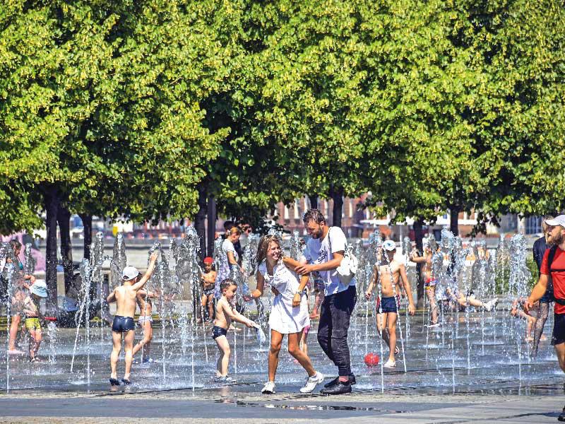 روس يلتجئون إلى المياه هرباً من الحرارة إلتي وصلت الى أعلى مستوياتها منذ 120 عاماً في موسكو أمس (أ ف ب)