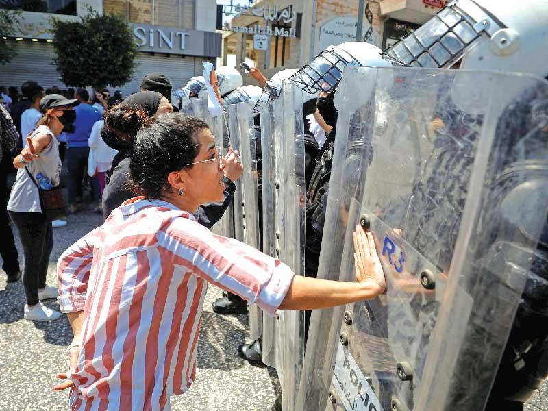 جانب من التظاهرات ضد السلطة في رام الله أمس (رويترز)